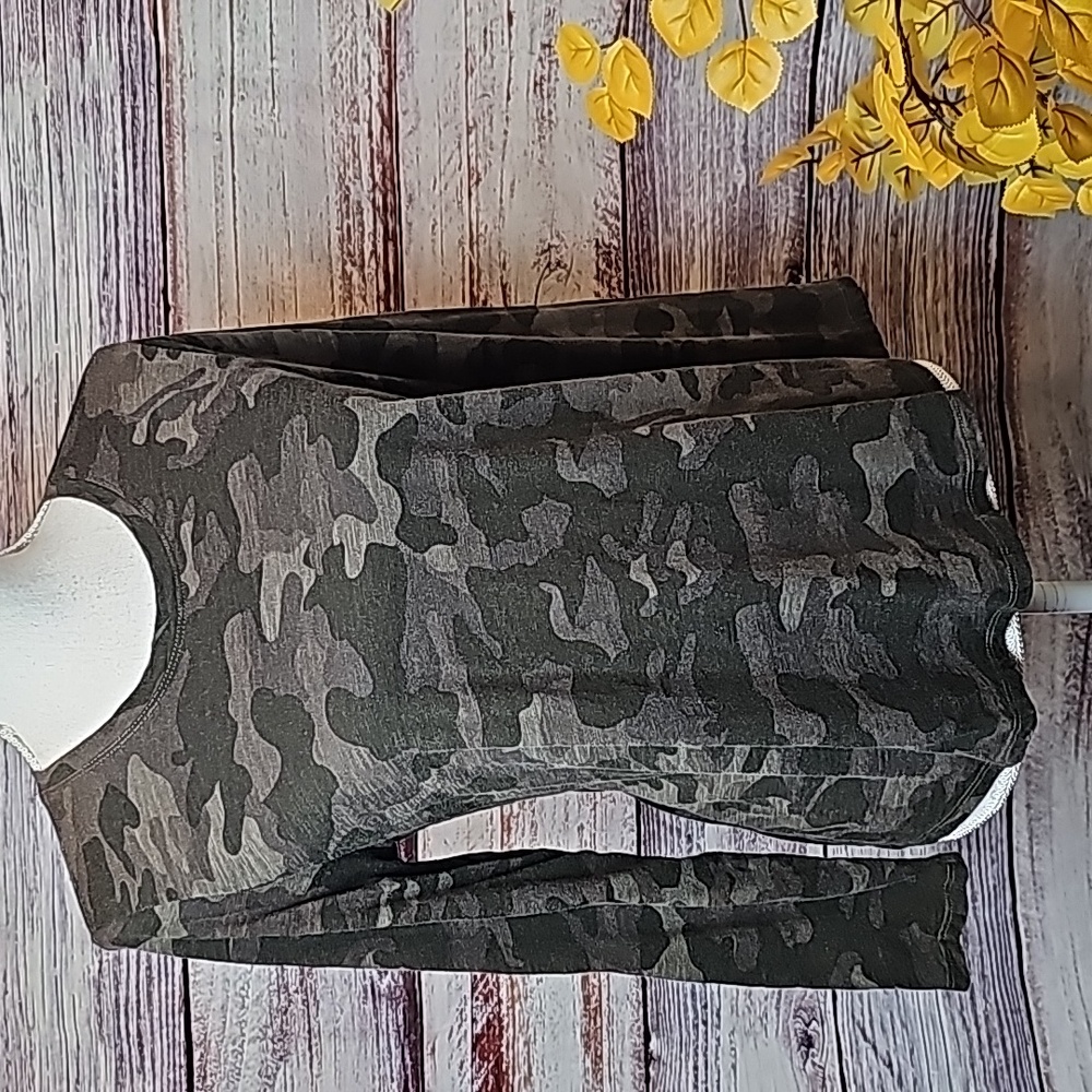 NEW STYLE & CO GREEN CAMO LONG SLEEVE PULLOVER TEE